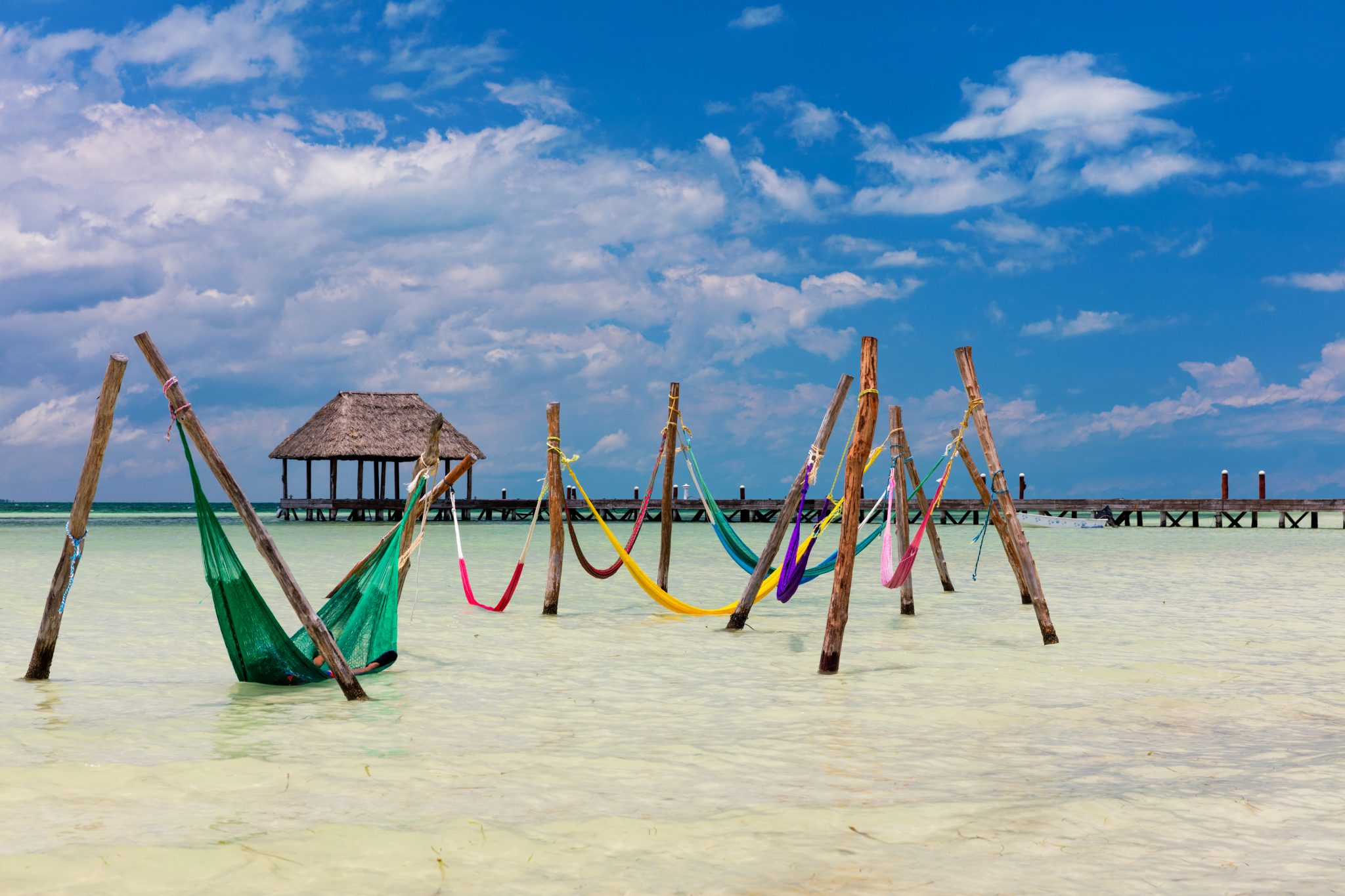 水中五颜六色的吊床——在这里放松是墨西哥holbox岛最好的事情之一