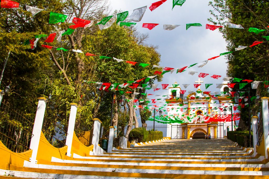 彩色的旗帜通向教堂的视角，在墨西哥恰帕斯最好的事情之一