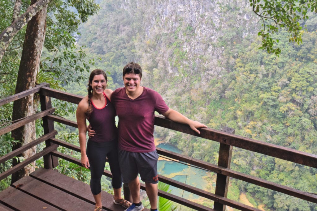 在危地马拉的两周行程中，凯特·斯托姆和杰里米·斯托姆站在甲板上俯瞰塞姆克·钱佩