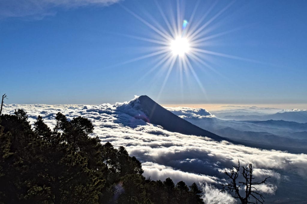 日出在阿卡特南戈附近的火山上，这是在危地马拉旅行行程中看到的