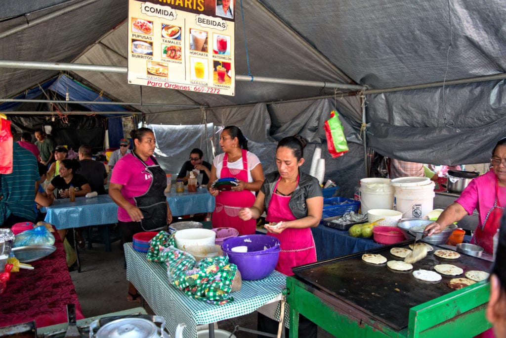 圣伊格纳西奥伯利兹的街头食品市场，几名妇女在做饭