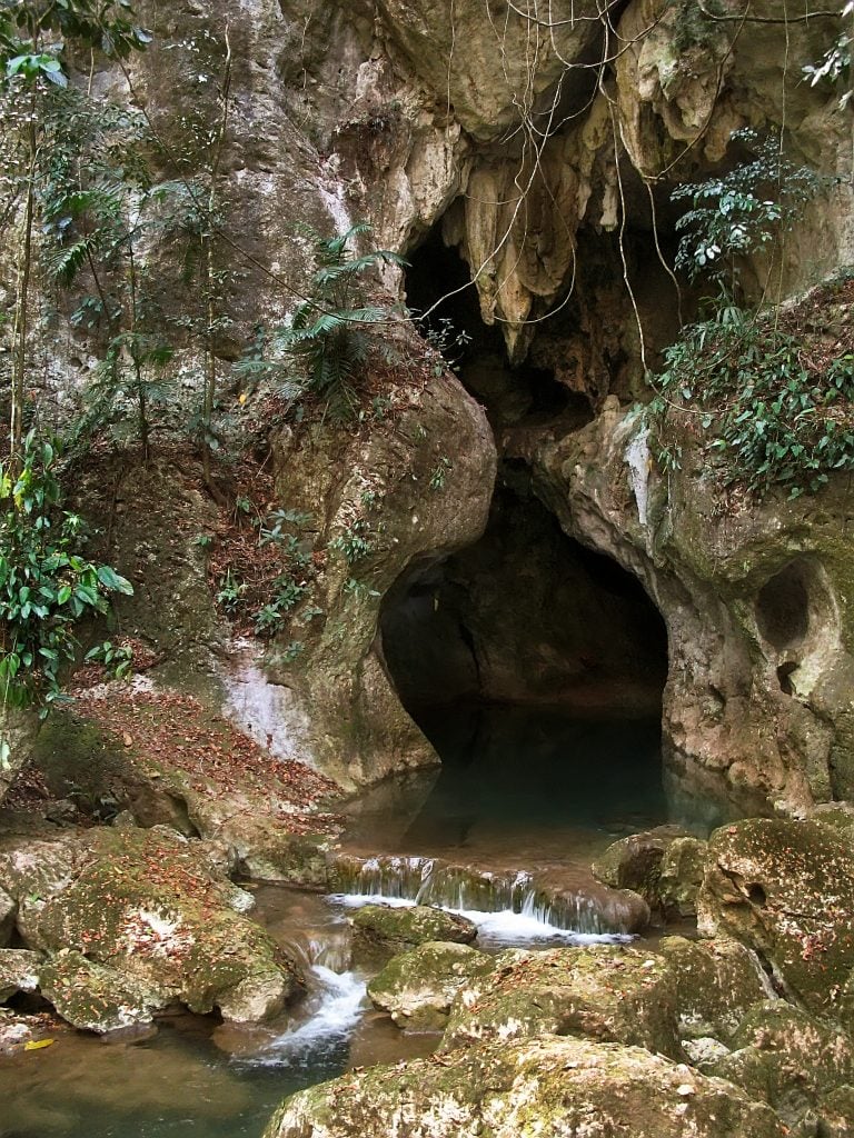 进入ATM洞穴水桶清单伯利兹体验小瀑布在河中