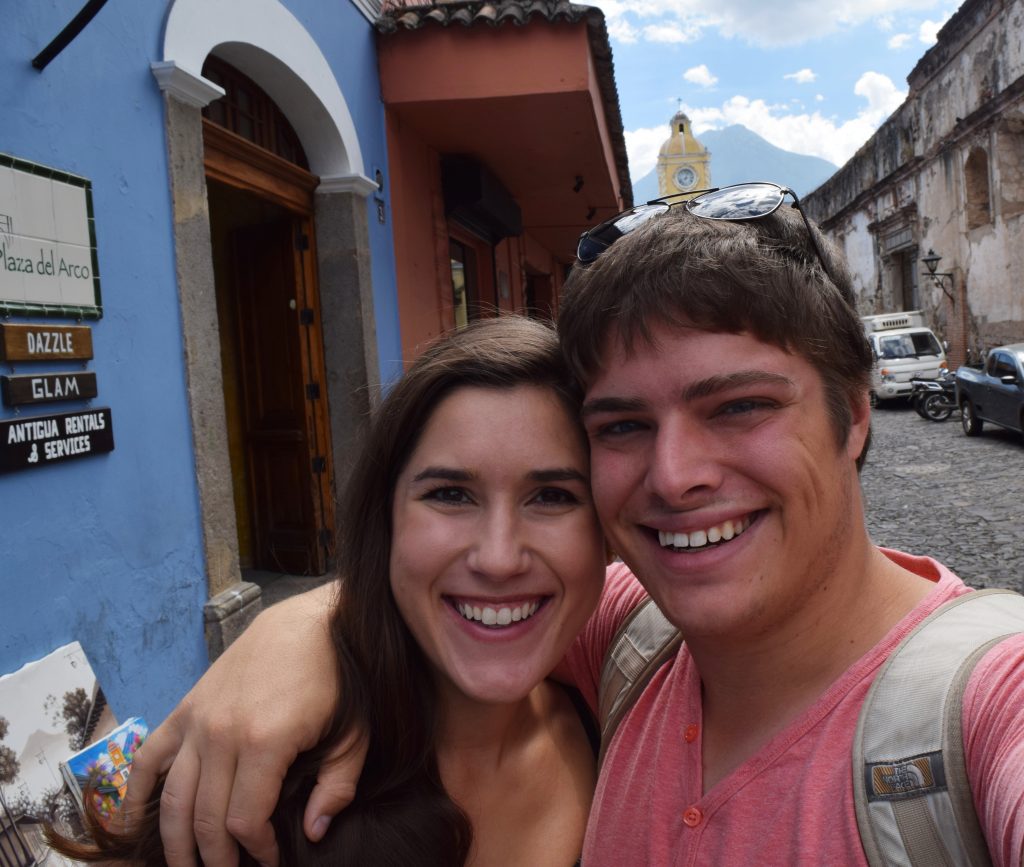 凯特·斯道姆和杰里米·斯道姆在危地马拉的安提瓜穷游时自拍必威体育官方登录