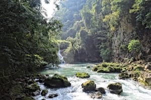 危地马拉塞穆克尚佩的小瀑布，在危地马拉的两周行程中，是一个令人惊叹的地方