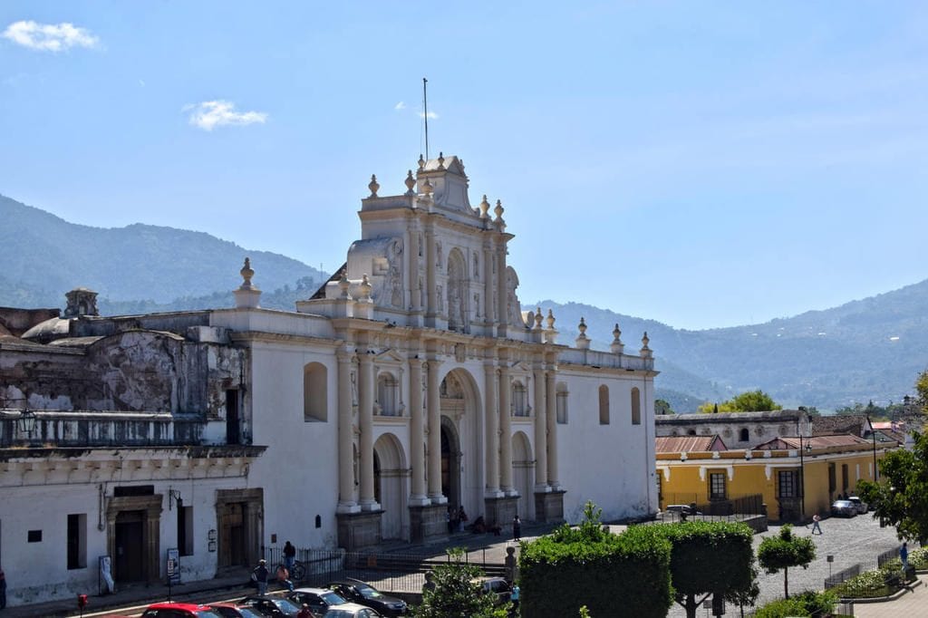 从高处俯瞰危地马拉安提瓜的白色教堂，这样的景色值得去危地马拉旅行花费