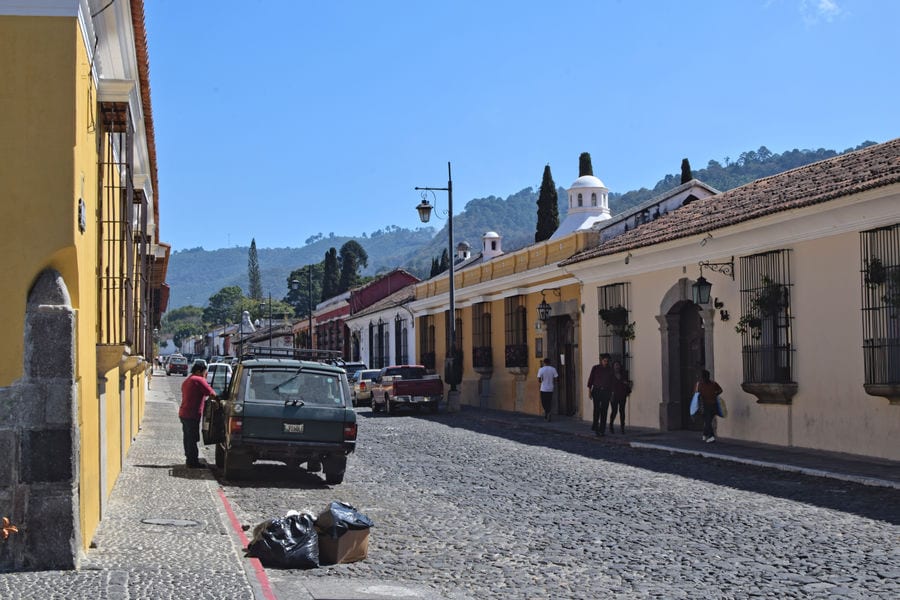 危地马拉安提瓜五颜六色的街道上有一辆汽车，这是在危地马拉为期两周的旅行中看到的