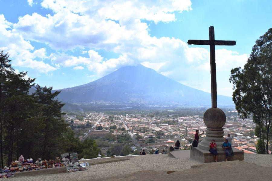从上面看安提瓜岛，前景是十字架，背景是火山。如果你在危地马拉旅行的话，你可以免费体验这个风景必威体育官方登录