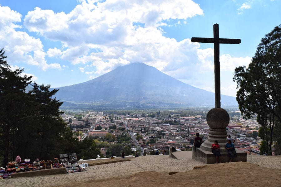 危地马拉的Cerra de la cruz，前景是十字架