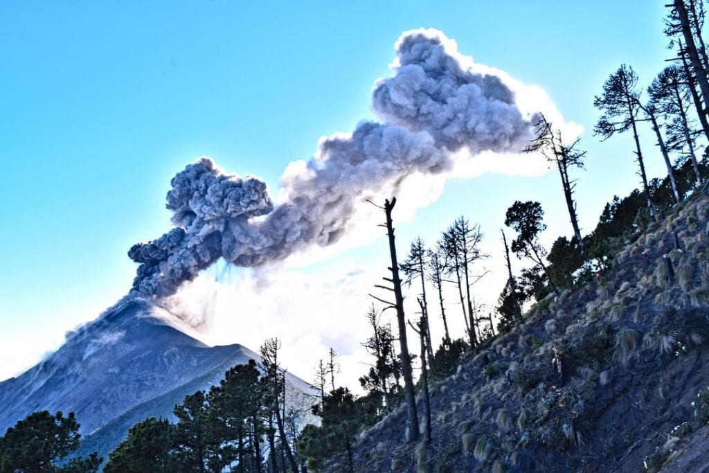 危地马拉徒步旅行时看到的火山喷发
