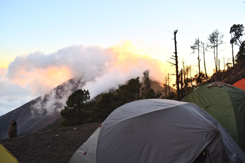 2天的徒步旅行，在阿卡特南戈火山营地的帐篷