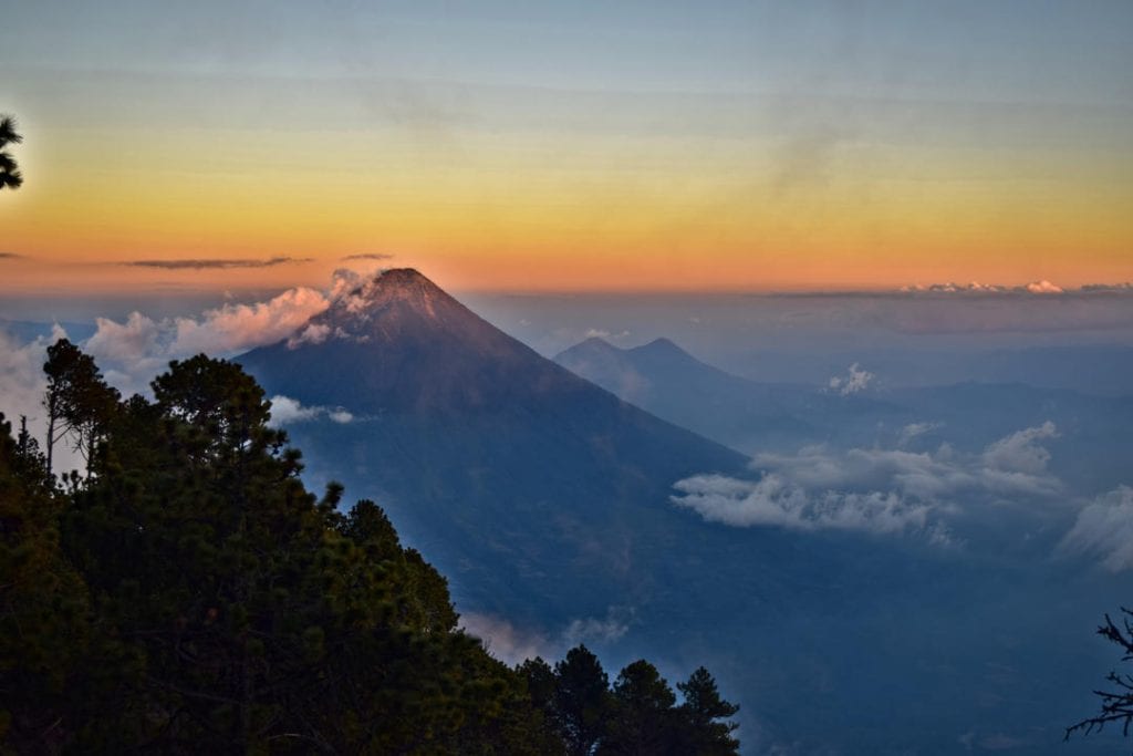 从阿卡特南戈火山徒步小径上看到的日出