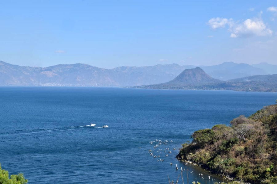 在危地马拉的两周行程中，从上面俯瞰阿蒂特兰湖，这是一个令人惊叹的景色