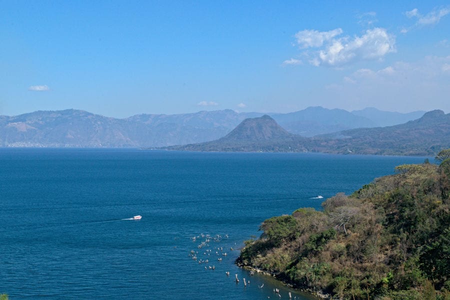 从上方俯瞰atitlan湖，这是危地马拉最好的旅游景点之一，很容易节省危地马拉的旅游预算必威体育官方登录