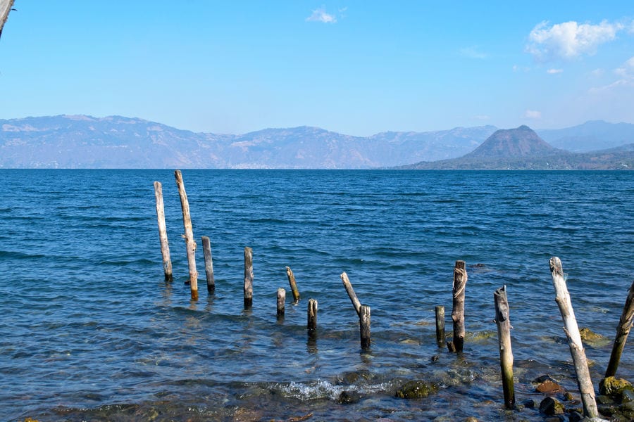 从海岸看危地马拉的阿提特兰湖