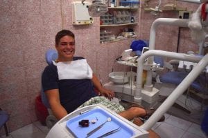 杰里米·斯托姆在危地马拉安提瓜看牙医