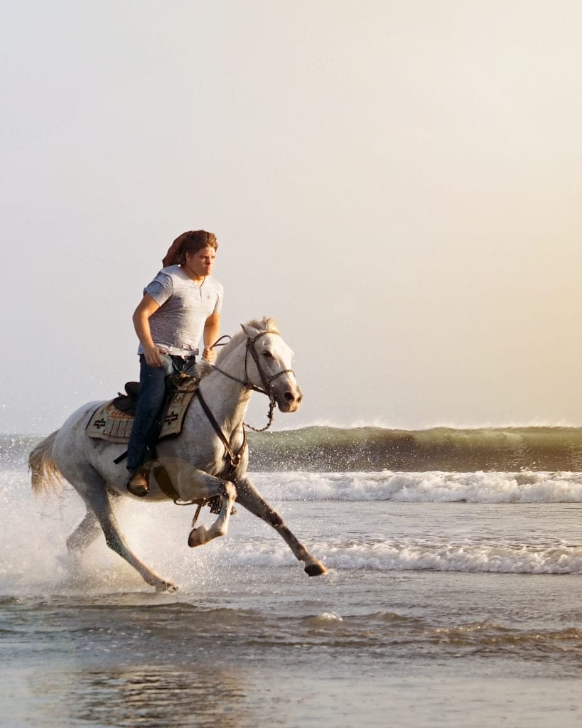 杰里米·斯托姆骑着白马在尼加拉瓜的海滩上飞奔而下