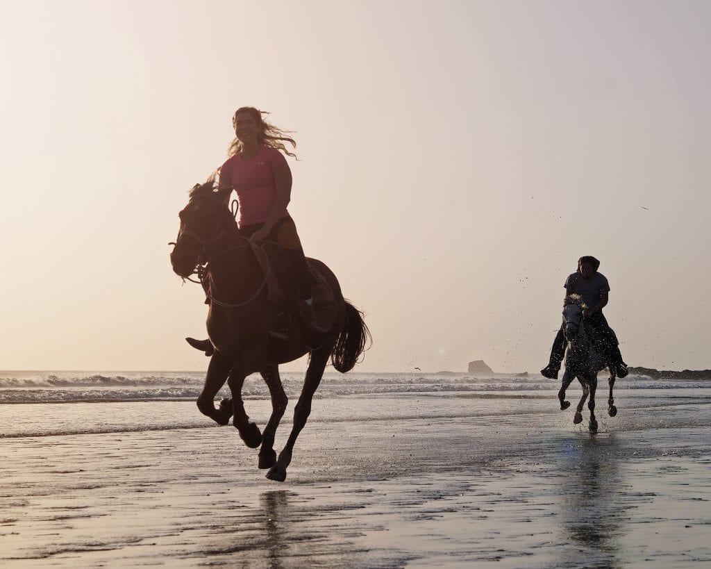 凯特在尼加拉瓜的海滩上骑马飞驰