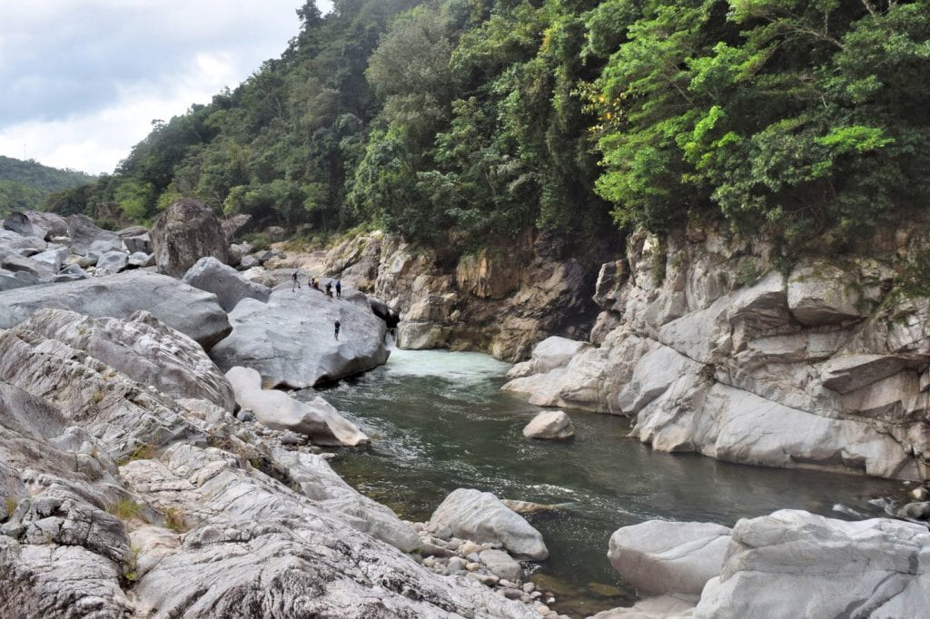 我们在洪都拉斯的坎杰加尔河漂流，照片右侧是河流