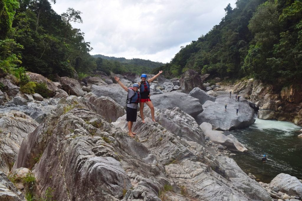 凯特风暴和杰里米风暴在洪都拉斯坎杰勒河周围的岩石上漂流