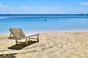 乌利亚海滩上的白色躺椅的照片——像这样的风景是洪都拉斯旅游预算中非常实惠的一部分必威体育官方登录