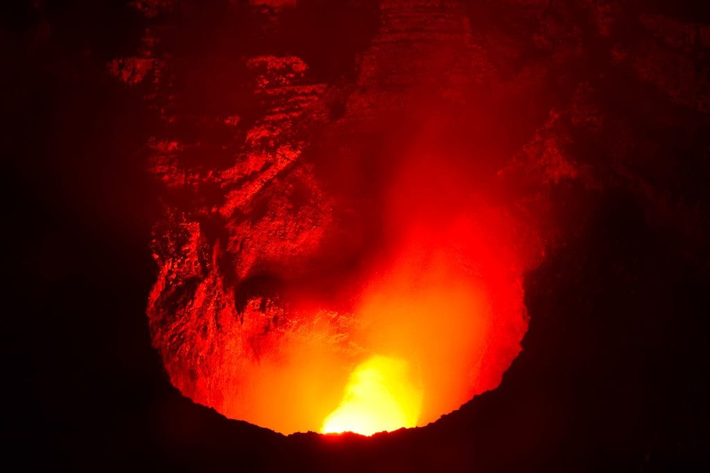 在尼加拉瓜，两周内，在夜间观看马萨亚火山陨石坑