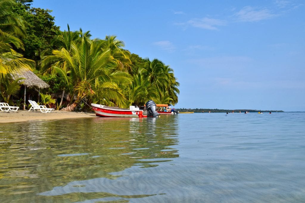 巴拿马博卡斯德尔托罗的海滩，岸边停着一艘小船