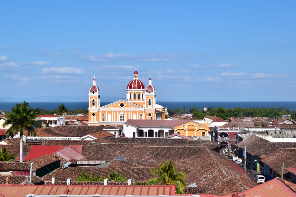 从上面俯瞰尼加拉瓜格拉纳达的黄色和红色教堂，这是尼加拉瓜2周行程的重要一站