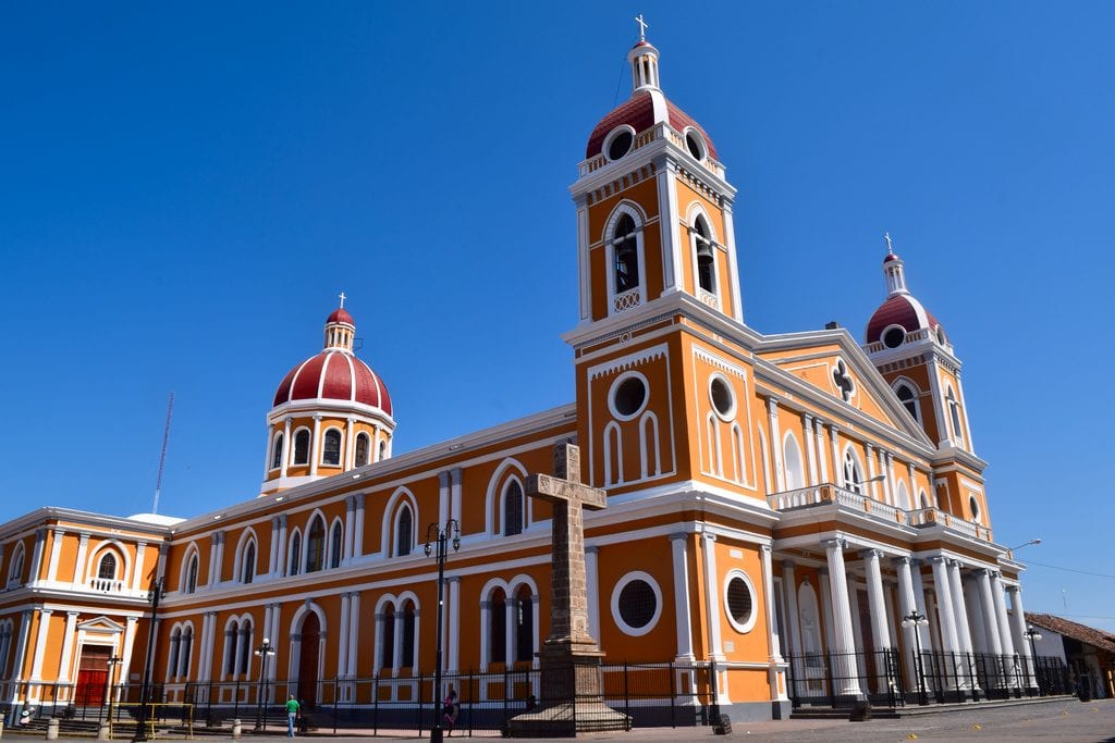 尼加拉瓜格拉纳达红黄相间的教堂