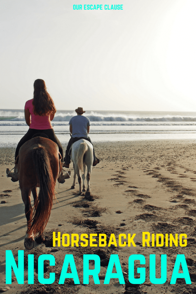 凯特·斯道姆和杰里米·斯道姆在尼加拉瓜海滩上骑马的照片，黄色和蓝色的文字写着“骑马尼加拉瓜”
