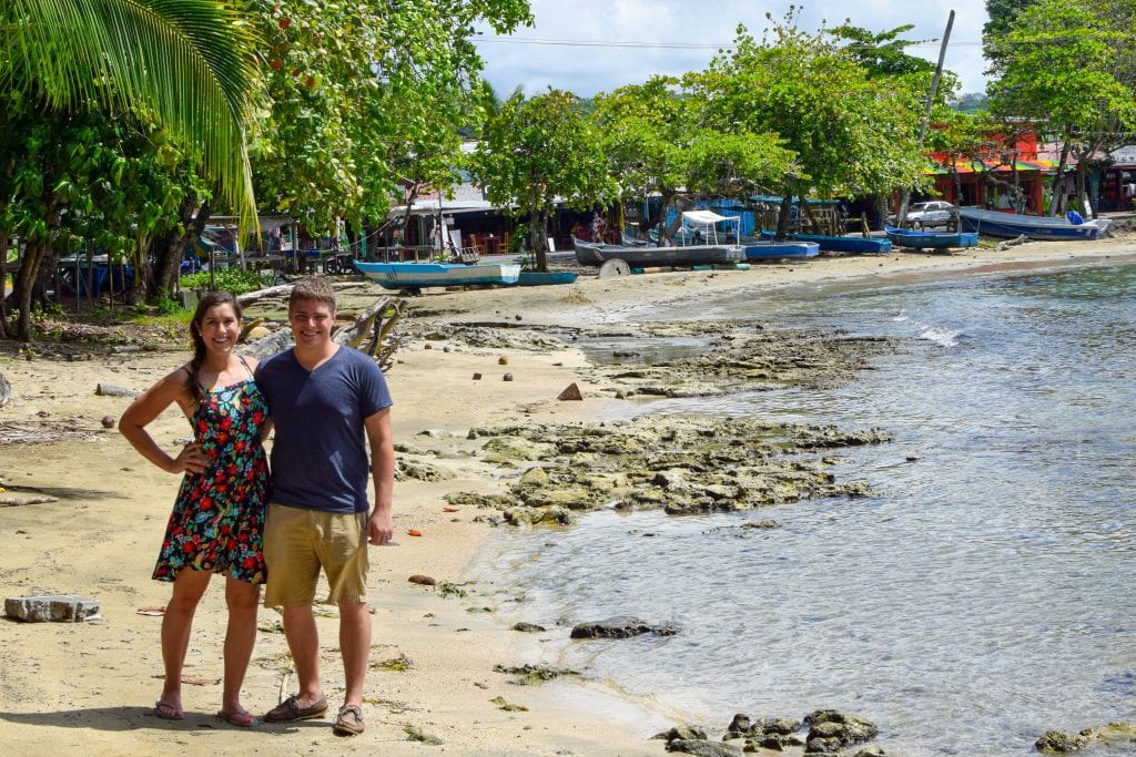 凯特·斯道姆和杰里米·斯道姆在哥斯达黎加viejo港的海滩上