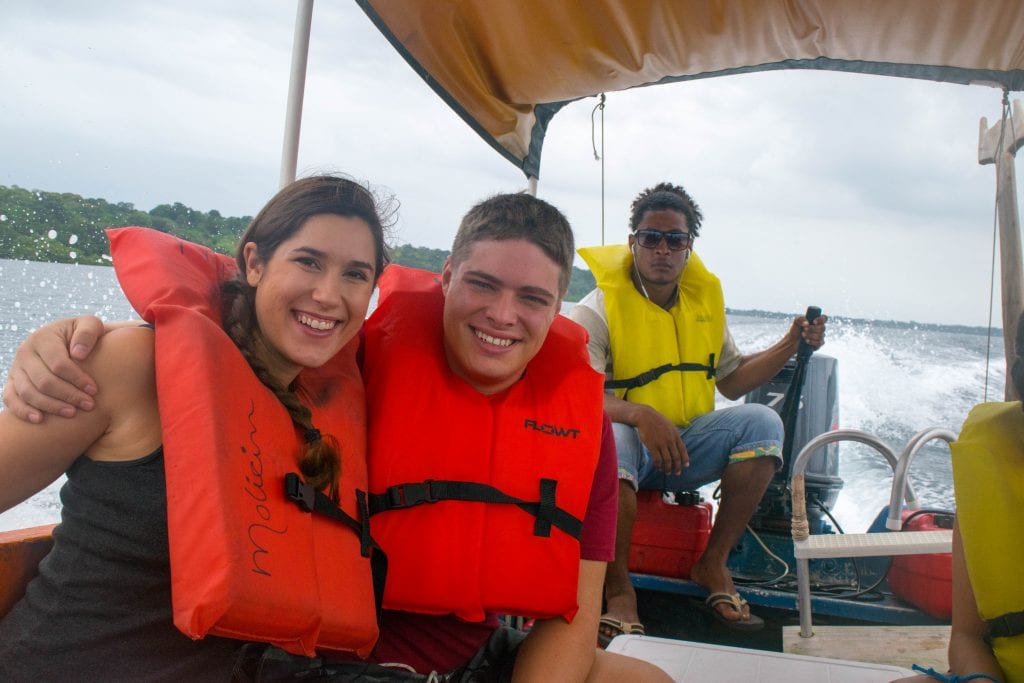 凯特·斯道姆和杰里米·斯道姆在巴拿马博卡斯德尔托罗参观时穿着救生衣在船上的自拍照