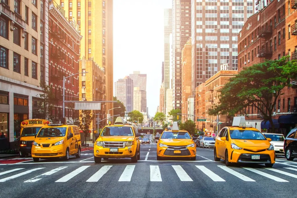 四辆出租车停在曼哈顿的一个十字路口，这在纽约为期两天的周末是常见的景象