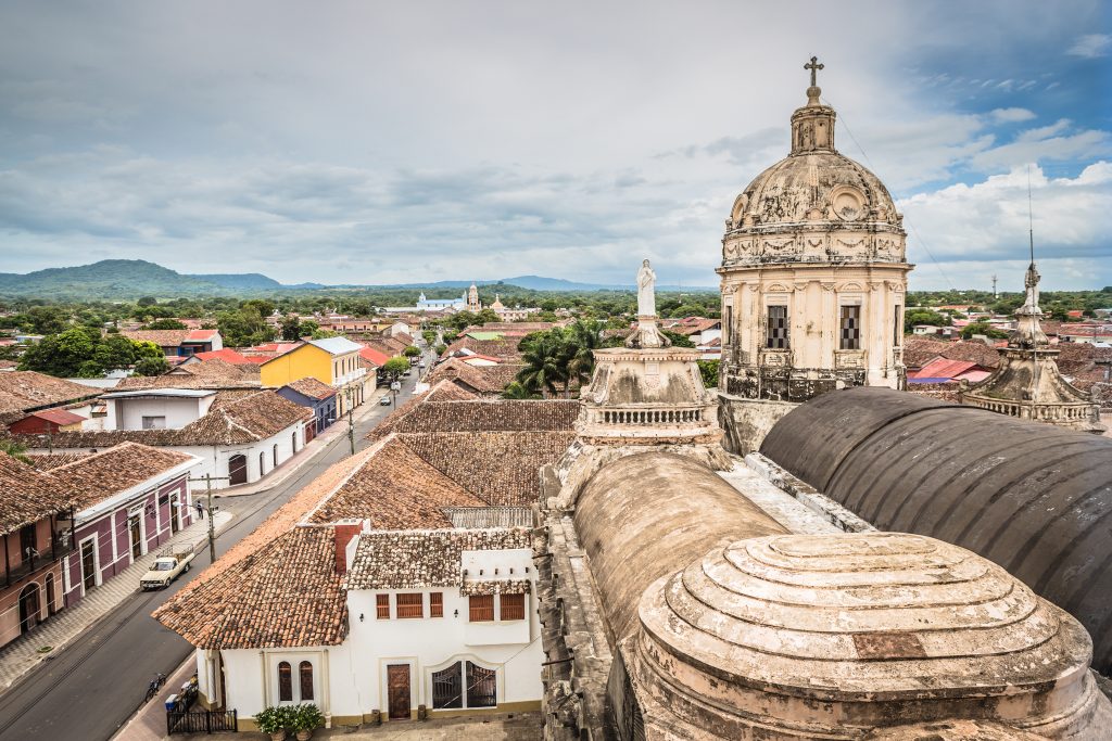 尼加拉瓜格拉纳达的屋顶，前景中有一座教堂