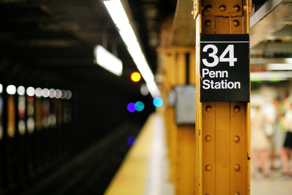 图片为纽约宾州地铁站的周末行程