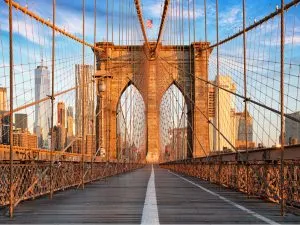 在一个阳光明媚的早晨，在布鲁克林桥上俯瞰曼哈顿，这是纽约两天周末行程中最受欢迎的景点之一