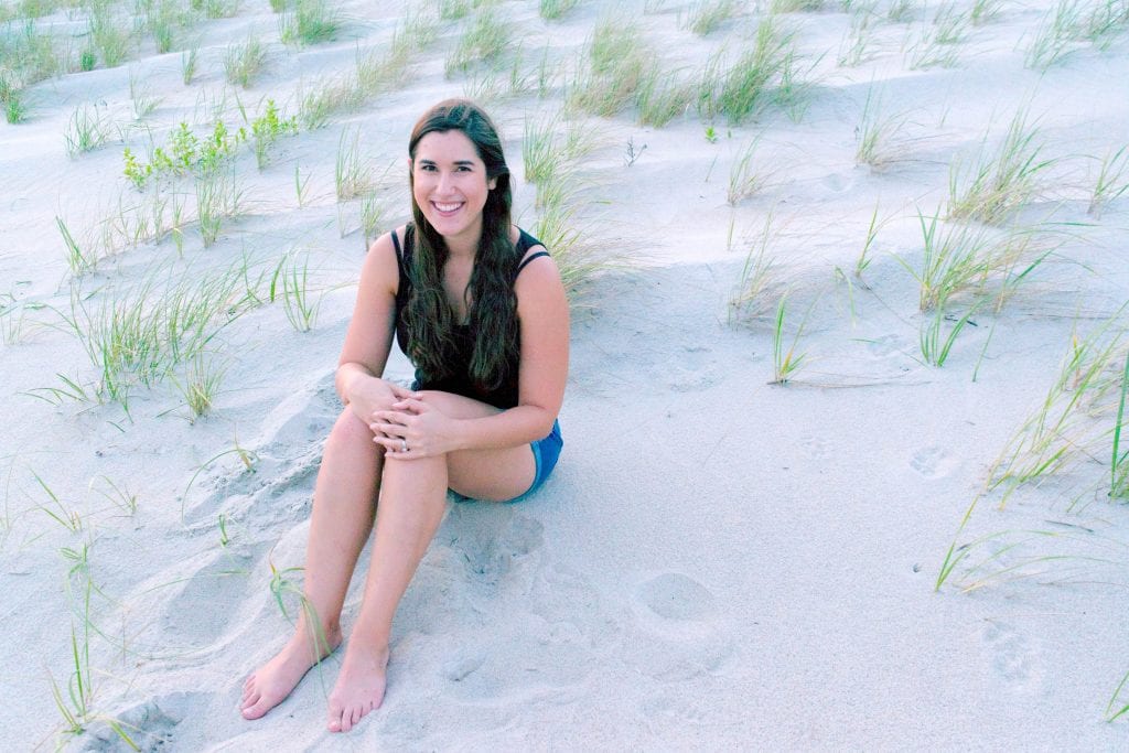 凯特·斯道姆坐在北卡罗来纳州梅肯堡州立公园的海滩上