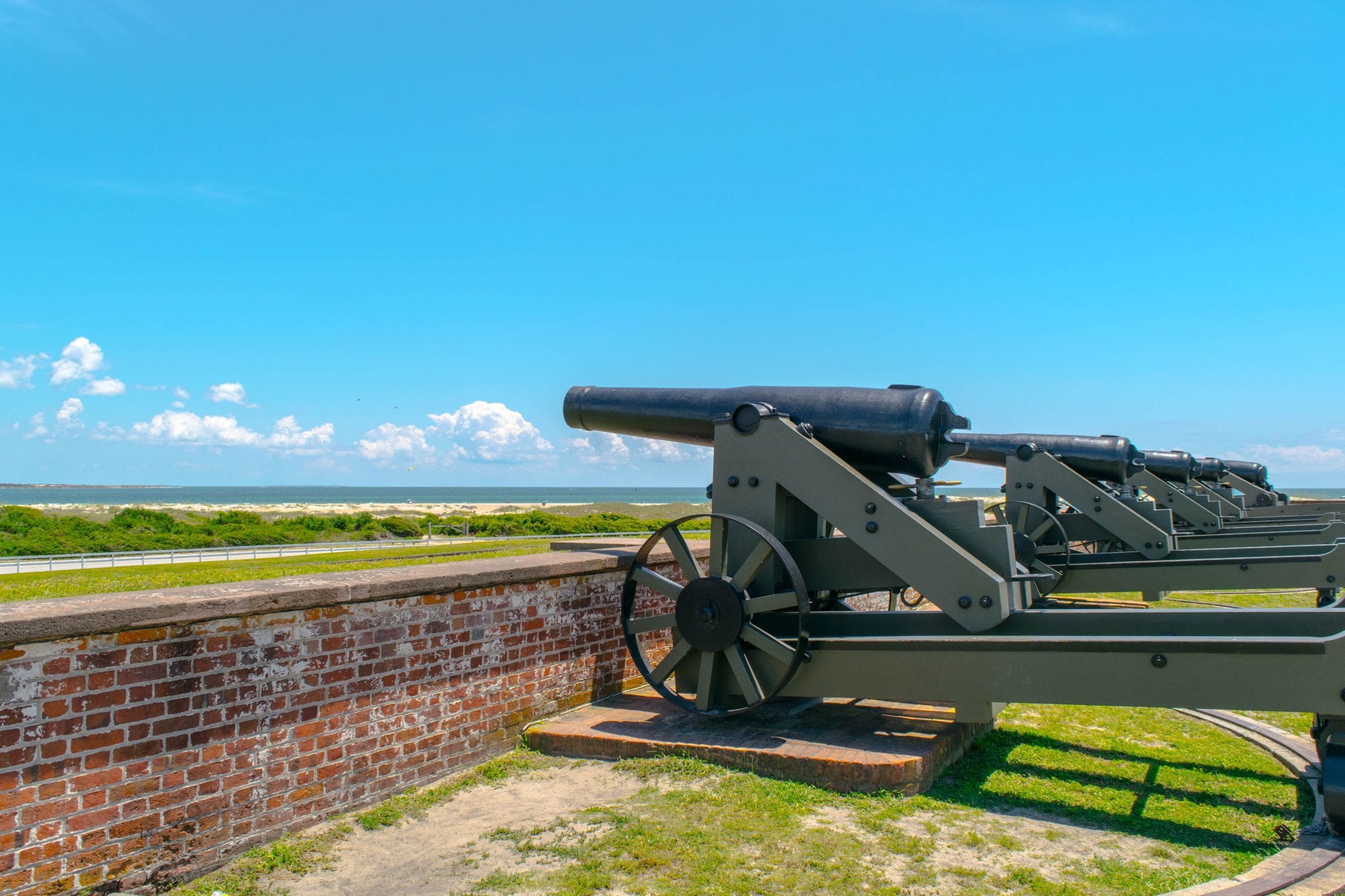 大炮俯瞰着Fort Macon NC与海滩在远处可见