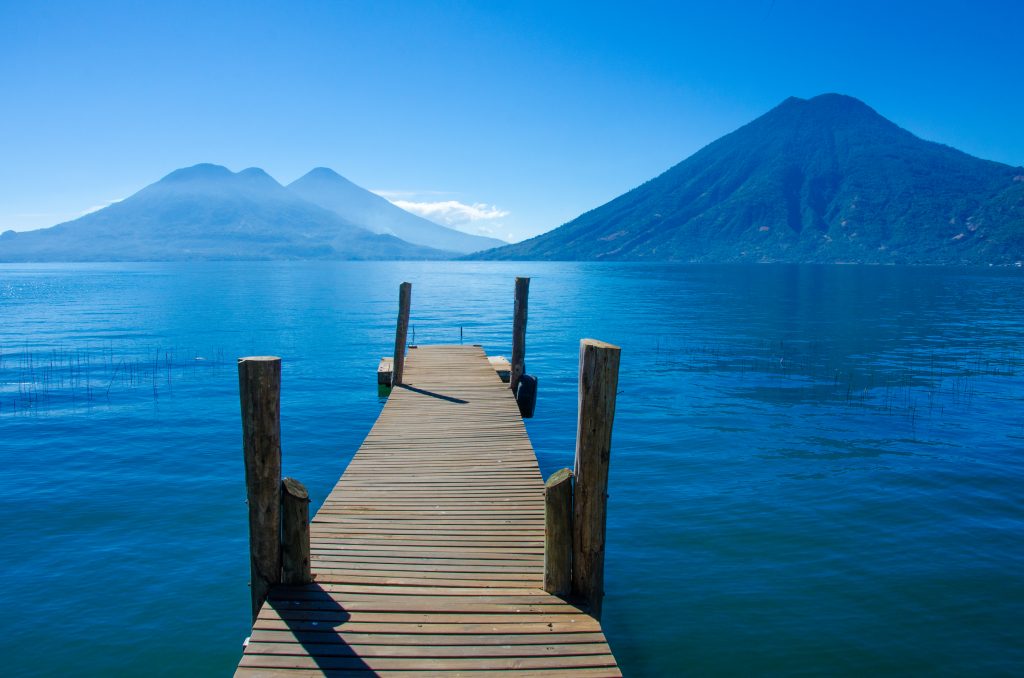在危地马拉度假时，从码头上看到的危地马拉阿蒂特兰湖的景色