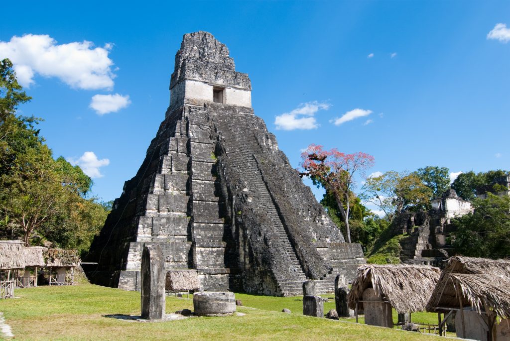 从侧面看到的危地马拉蒂卡尔金字塔，在危地马拉的旅行中一个难忘的景象