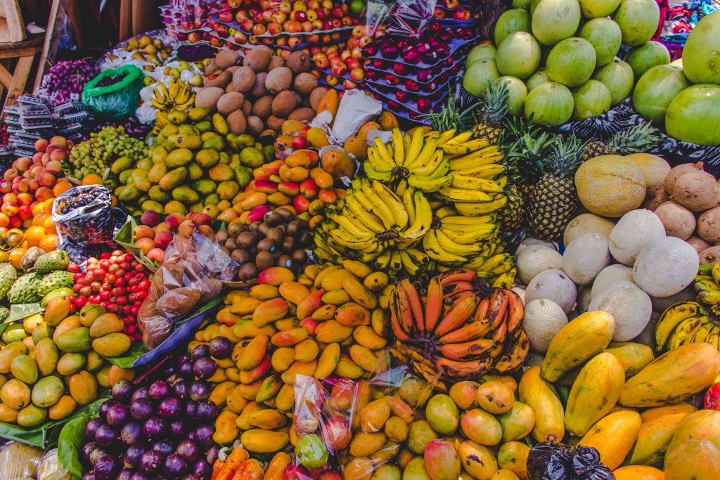 热带水果出售，典型的是你将在危地马拉的两周行程中看到的