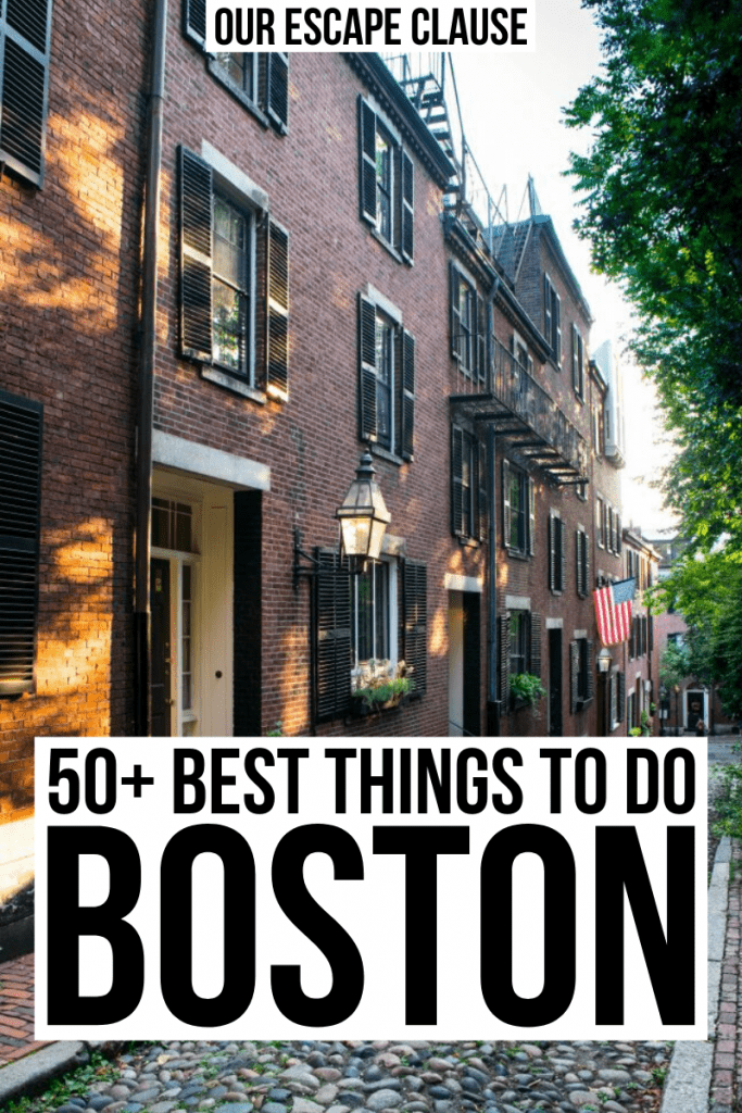 马萨诸塞州波士顿的橡果街，白底黑字写着“在马萨诸塞州波士顿最好做的50件事”