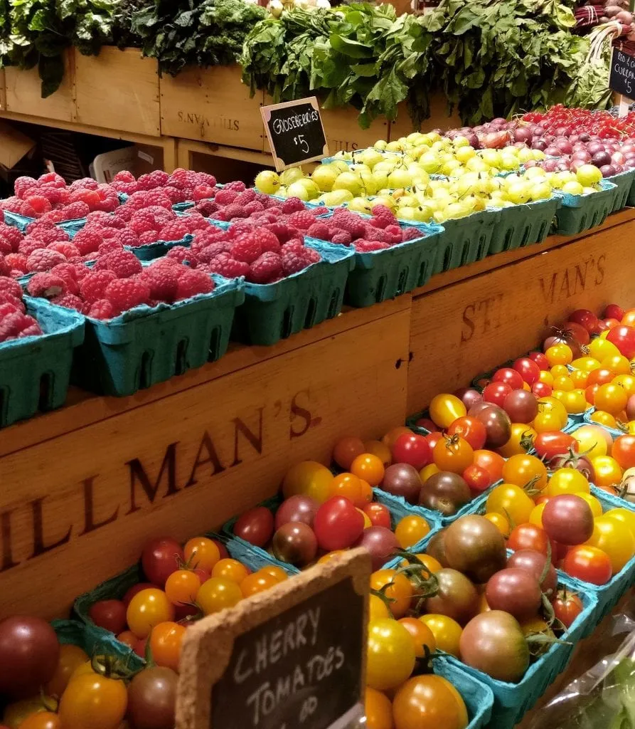 在波士顿公共市场上陈列浆果和西红柿，这是在波士顿最好的事情之一