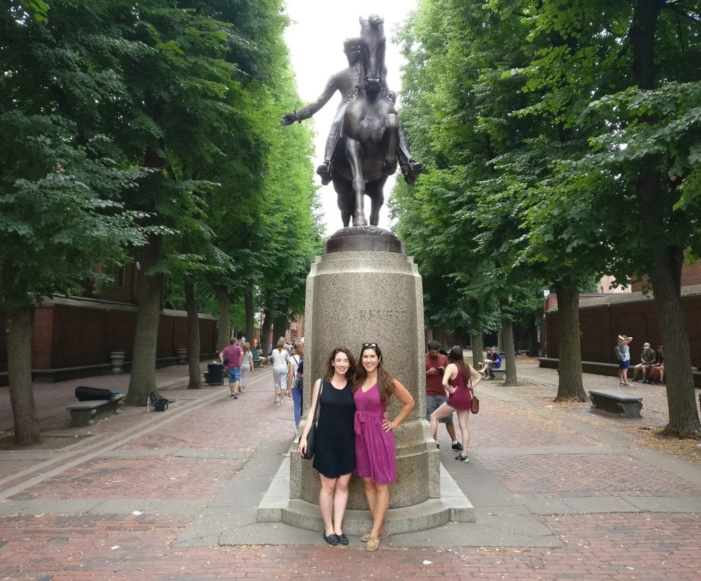 凯特·斯道姆和她的朋友站在马萨诸塞州波士顿北端的保罗·里维尔雕像旁