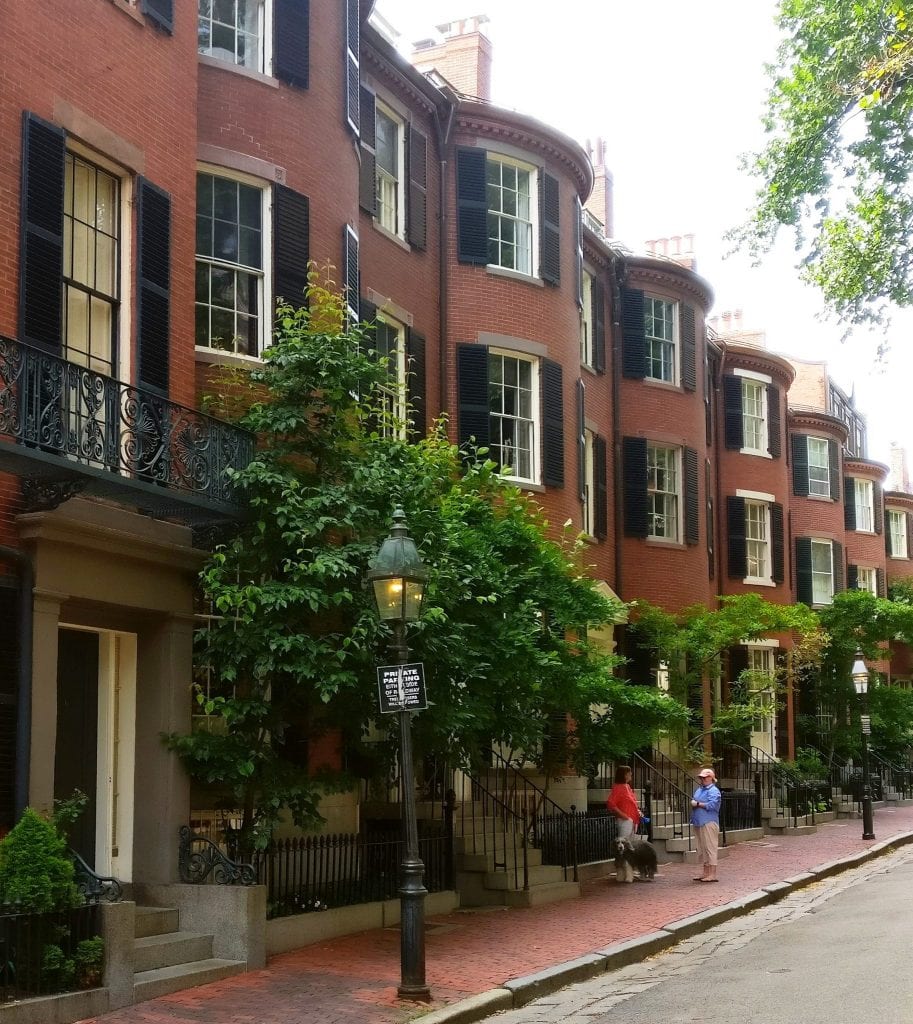 比肯山的街道上有红砖大厦，是马萨诸塞州波士顿最好的景点之一