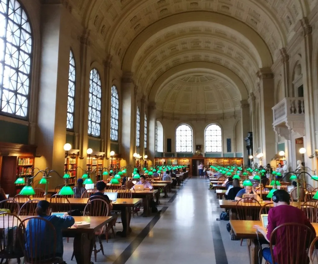 波士顿公共图书馆阅览室——当你决定在波士顿做什么时，不要错过这个