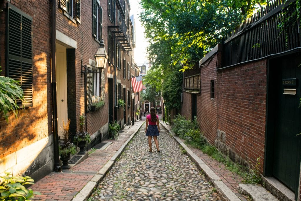 凯特风暴站在马萨诸塞州波士顿的橡树街，这是美国最浪漫的度假胜地之一