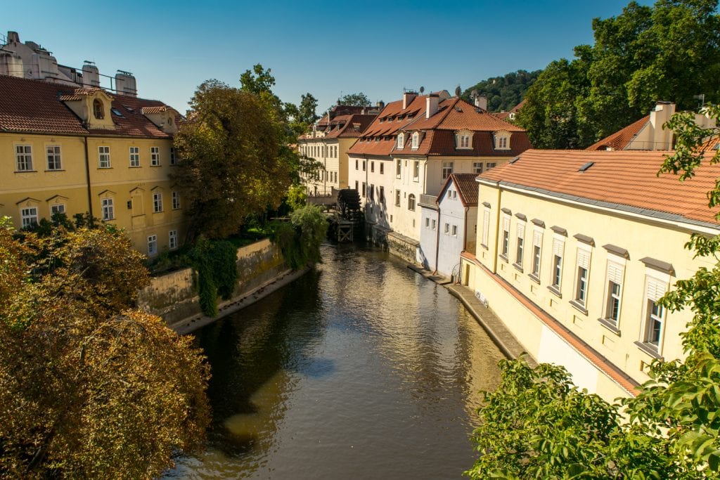 布拉格一条小运河的安静景色，这是我们布拉格之旅的一部分免费费用