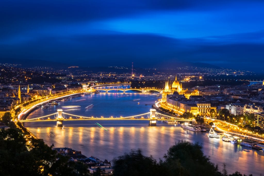 在蓝色时段看多瑙河的布达佩斯——看到这样的风景，很难决定是去布拉格还是布达佩斯