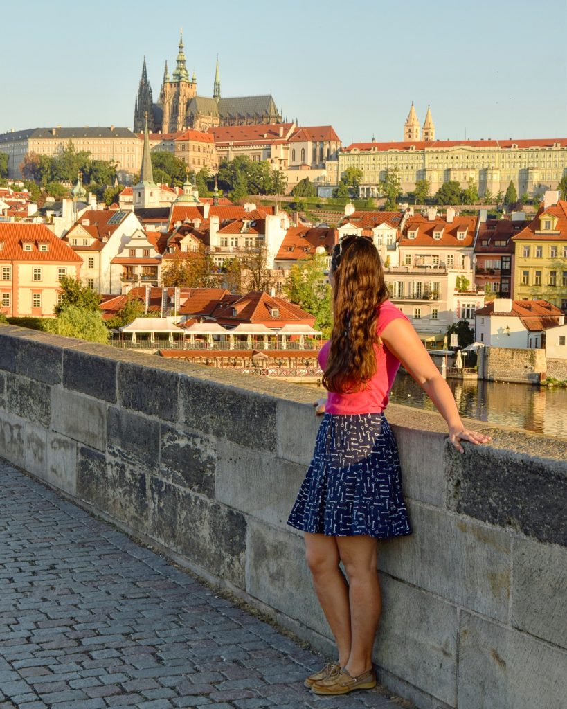 凯特风暴站在捷克布拉格查理大桥上眺望布拉格城堡的远方
