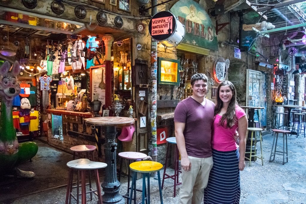 凯特·斯道姆和杰里米·斯道姆在布达佩斯或布拉格的Szimpla Ruin酒吧